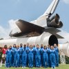 A equipa Zarya junto ao um modelo de Space Shuttle.